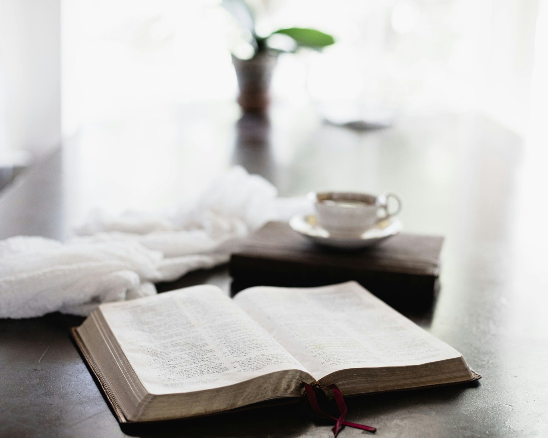 Une bible ouverte avec le café du matin - Photo de Sixteen Miles Out sur https://unsplash.com/fr/photos/bible-sur-table-Up6nwISgsZo