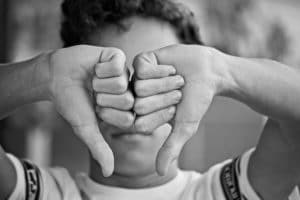 photo en noir et blanc d'une personne brandissant deux gros pouces vers le bas, refusant fortement une opinion - Image par Luisella Planeta LOVE PEACE 💛💙 de https://pixabay.com/fr/photos/pouces-vers-le-bas-d%C3%A9sapprouver-6744093/