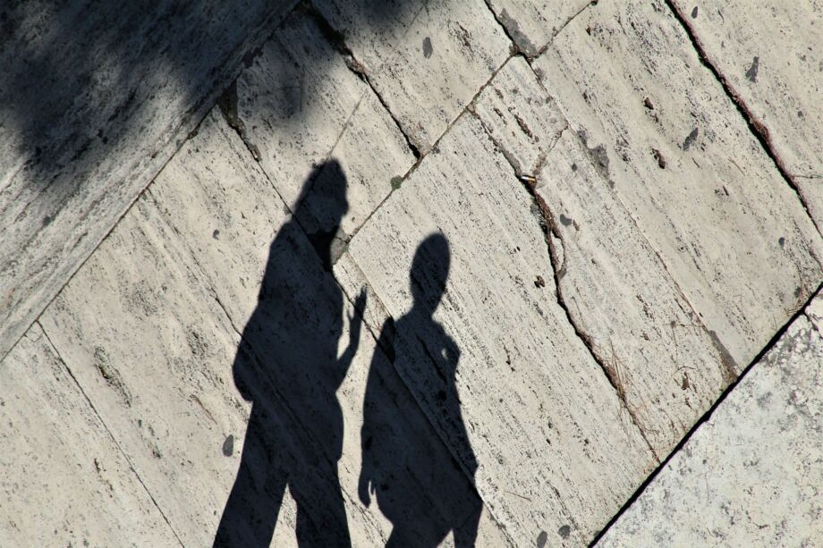 Vu du ciel : l'ombre de deux personnes en train de se parler - Photo de Anne Nygård sur https://unsplash.com/fr/photos/lombre-de-deux-personnes-marchant-sur-un-trottoir-XxklmITEEOM