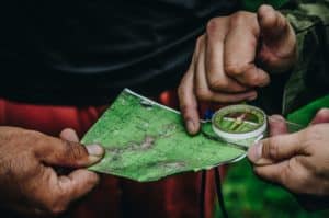 des mains de travailleurs tiennent une carte topographique et une boussole, cherchant à s'orienter - Photo de Daniil Silantev sur https://unsplash.com/fr/photos/deux-personnes-tenant-une-carte-et-une-boussole-claire-ioYwosPYC0U