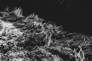 photo en noir et blanc de vagues et d"écume - Photo de Saxon White sur https://unsplash.com/fr/photos/photo-en-niveaux-de-gris-declaboussure-deau-u4JA5PFQpyw