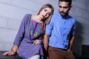 Une femme penche la tête vers un homme en soucis - Image par aoyon rahman de https://pixabay.com/fr/photos/homme-maquette-mode-femme-coupler-1627739/