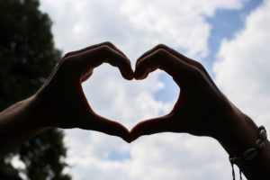 deux mains forment un cœur vers le ciel - Image par un-perfekt de https://pixabay.com/fr/photos/main-c%C5%93ur-fa%C3%A7onner-doigt-humain-3666866/