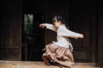 fillette dansant - Image par Jupi Lu de https://pixabay.com/fr/photos/enfant-fille-en-jouant-b%C3%A9b%C3%A9-6565461/