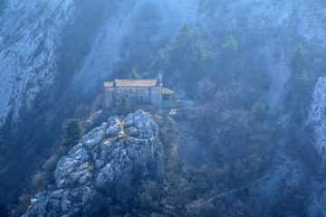 Une petit lieu de prière perdu en montagne (Santa Maria in Siaris, Trieste, Italie) - Photo de Medena Rosa sur https://unsplash.com/fr/photos/photo-aerienne-du-chateau-au-milieu-de-la-montagne-n9GaujqjAvI