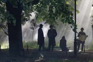 des personnes dans un parc discutent ou lisent le journal - Image par Silviu on the street de https://pixabay.com/fr/photos/hommes-femme-journal-banc-parc-6245003/