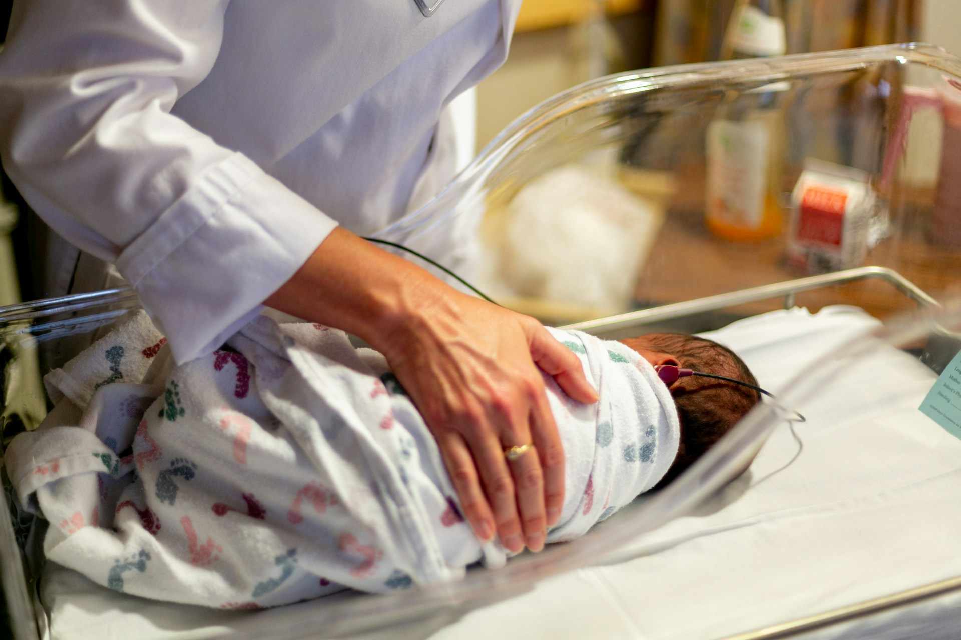 soins apportés à un nouveau né à l'hôpital avec une main secourable - Photo de Solen Feyissa sur https://unsplash.com/fr/photos/personne-en-costume-blanc-tenant-un-recipient-en-verre-transparent-uVd1Z6Go74M