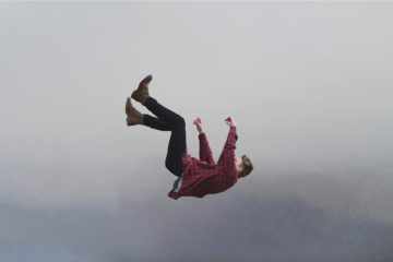 Un homme en chemise rouge semble tomber u ciel sur un fond de nuages - Image par Pexels de https://pixabay.com/fr/photos/homme-tombe-action-chute-1838330/