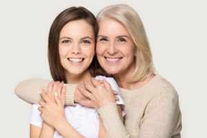 Une mère enlaçant sa fille souriantes - Image par u_ujjgwecwpk de https://pixabay.com/fr/photos/m%C3%A8re-fille-famille-le-sourire-joie-8519345/