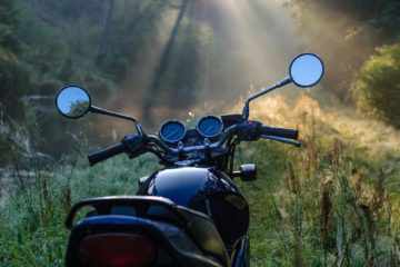 Une moto arrêtée dans un coin de nature : une invitation au libre voyage, seul ou avec d