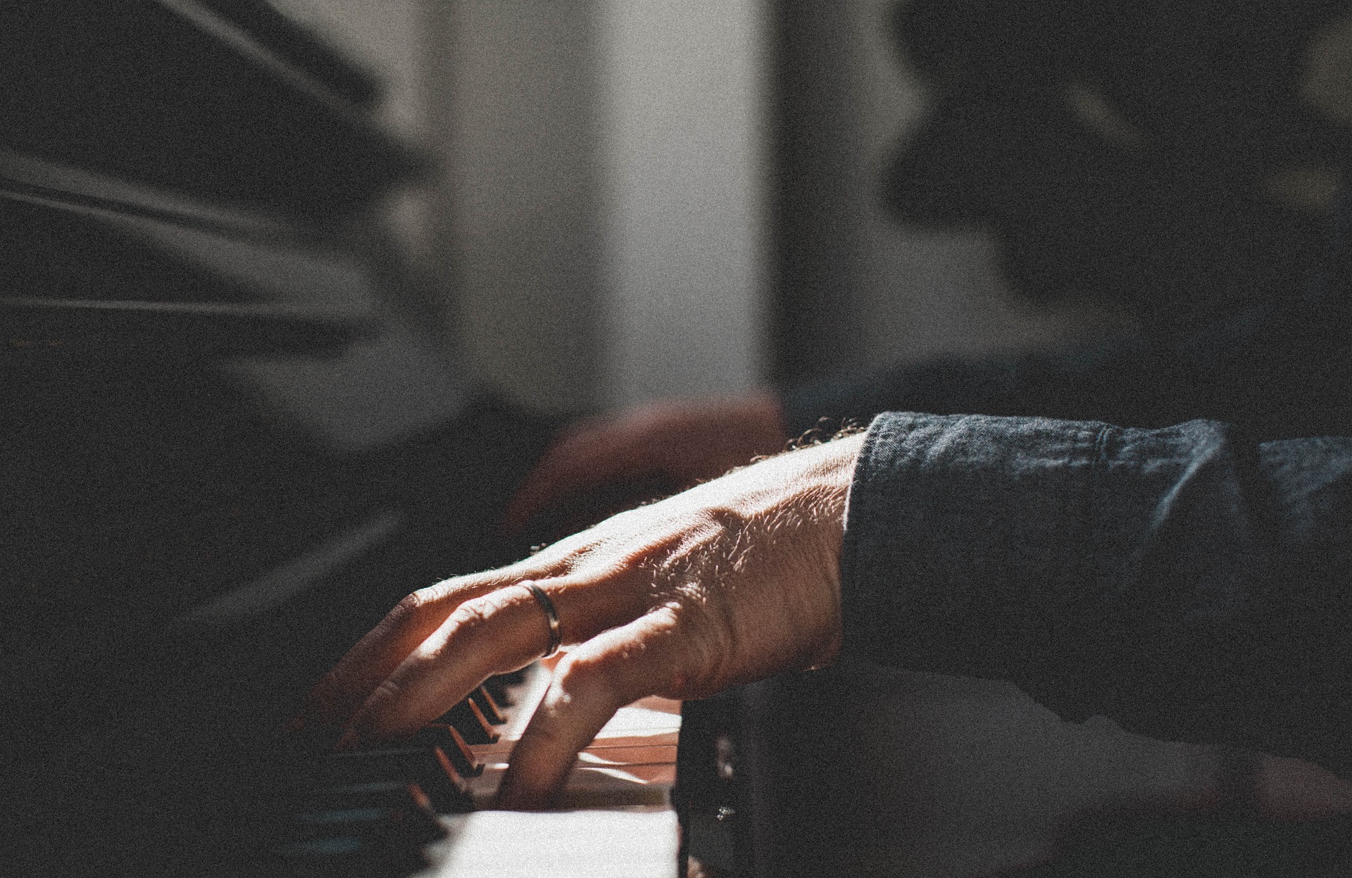 des mains d'homme âgé sur les touches d'un piano (immage d'illustration) - Image par StockSnap de https://pixabay.com/fr/photos/gens-main-anneau-piano-organe-2559371/