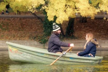 une barque avec un homme qui rame et une jeune femme qui est assise en le regardant - Image par Mircea Iancu de https://pixabay.com/fr/photos/personnes-coup-homme-aviron-bateau-7756131/