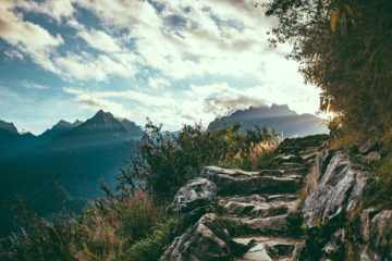 Chemin rocheux en montagne - Image par Pexels de https://pixabay.com/fr/photos/rochers-pas-cha%C3%AEne-de-montagnes-1837129/