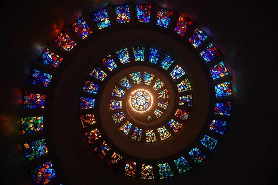 Composition d'image de vitraux en forme de spirale convergente - Image par Marybeth de https://pixabay.com/fr/photos/vitrail-spirale-cercle-mod%C3%A8le-1181864/