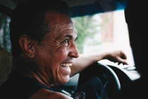 un fils parle avec son père en voiture - image https://pixabay.com/fr/photos/les-gens-parlent-p%C3%A8re-monsieur-1876726/