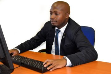 jeune homme africain en costume et cravate devant un ordinateur - Image par Yiannis Kamatsos de https://pixabay.com/fr/photos/africain-entreprise-personne-668398/