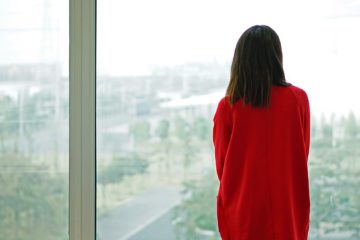 Une femme vue de dos regarde à travers une baie vitrée - Image par c de https://pixabay.com/fr/photos/asie-chine-fille-vue-arri%C3%A8re-1177122/