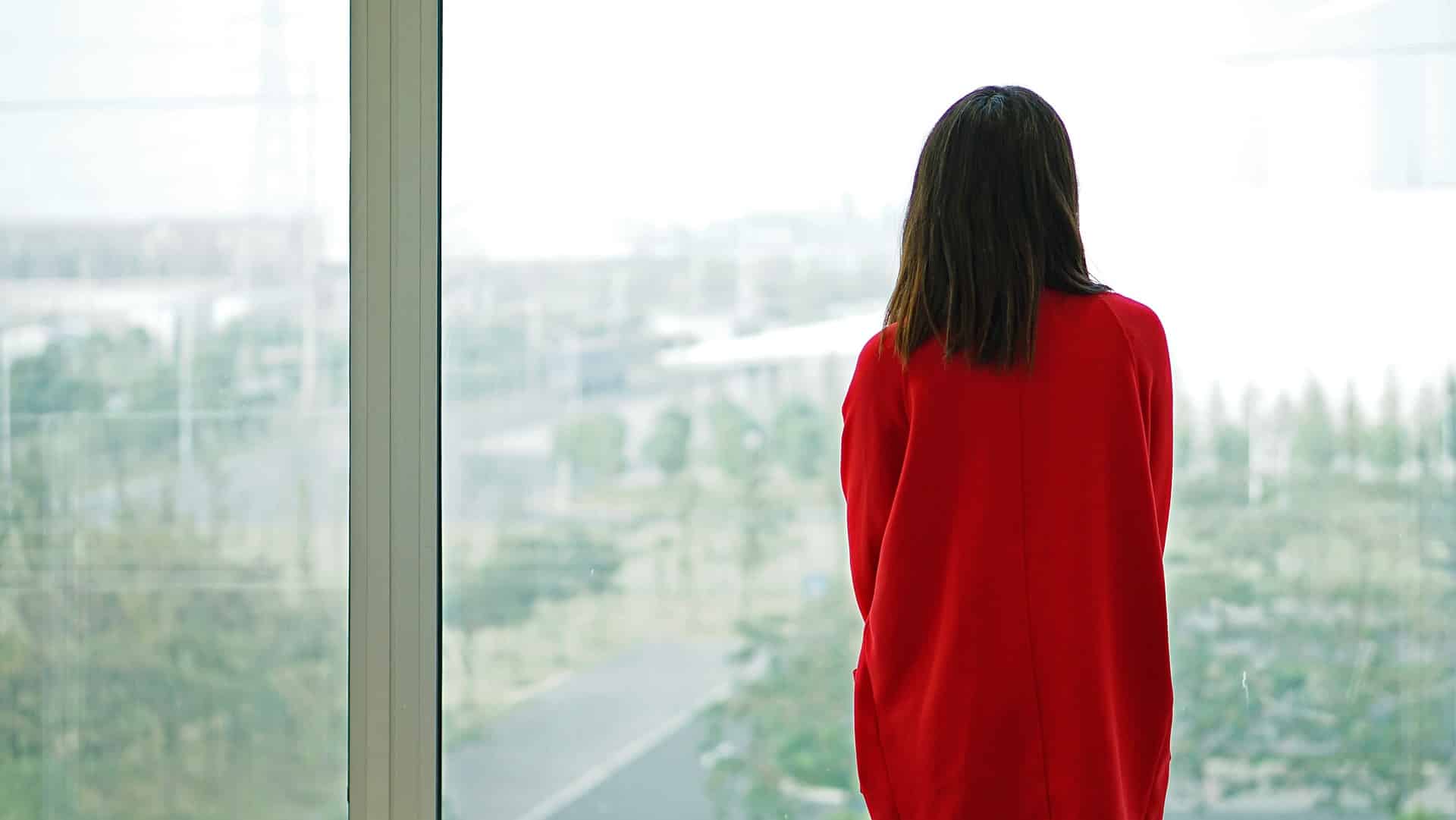 Une femme vue de dos regarde à travers une baie vitrée - Image par c de https://pixabay.com/fr/photos/asie-chine-fille-vue-arri%C3%A8re-1177122/