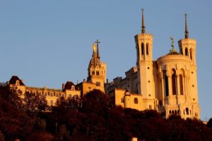 Basilique de Fourvière, surmontée d'une vierge dorée monumentale - Image par Gwladys Jativa de https://pixabay.com/fr/photos/basilique-de-fourvi%C3%A8re-%C3%A9glise-lyon-4498311/