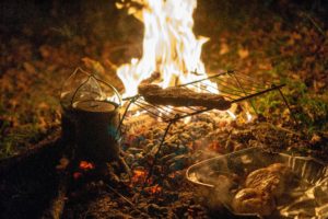 Un feu de camp avec des grillades - Photo de Gregorio Luiz Gomez sur https://unsplash.com/fr/photos/steak-sur-grill-au-barbecue-fIVYjndO_Fs