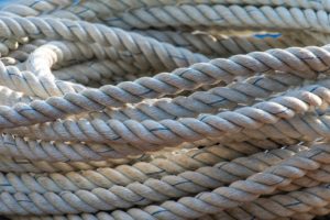Corde blanche avec un fil d'azur - Image par wal_172619 de https://pixabay.com/fr/photos/corde-mat%C3%A9riel-tress%C3%A9-spirale-8098782/