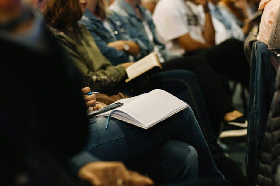 Un groupe de personnes étudient la Bible - Photo de Sincerely Media sur https://unsplash.com/fr/photos/livre-de-lecture-de-femme-dGxOgeXAXm8