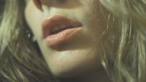 Bouche d'une jeune femme en train de parler - Image par oTschOo de https://pixabay.com/fr/photos/femme-fille-girl-portrait-visage-1696756/