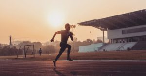 Un athlète s'élance à l'aube - Image par prabjot de https://pixabay.com/fr/photos/athl%C3%A8te-des-sports-stade-3819653/
