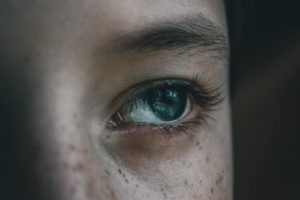 Un regard, avec un œil en gros plan regardant un petit peu ailleurs - Image par Victoria de https://pixabay.com/fr/photos/yeux-cils-sourcils-fermer-iris-6215796/
