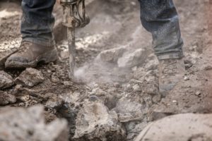 Un homme travaillant dur avec un marteau-piquer - Photo de jesse orrico sur https://unsplash.com/fr/photos/roches-grises-et-noires-P6IqUKhatuM