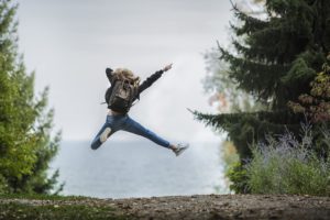 Une jeune femme saute en l'air de joie - Image par Pexels de https://pixabay.com/fr/photos/femme-saut-sac-%C3%A0-dos-sauter-1868817/