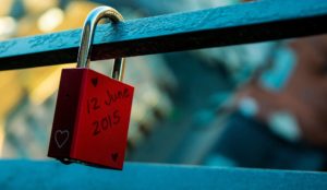 Un cadenas d'amour, rouge évoquant le désir et l'engagement, accroché à une barrière - Image par Stain_Marylight de https://pixabay.com/fr/photos/cadenas-couple-r%C3%AAve-le-d%C3%A9sir-rouge-1763643/