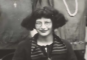 Simone Weil vers 1922 - https://commons.wikimedia.org/wiki/File:Simone_Weil.png