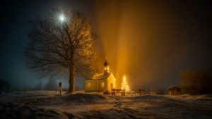 une petite chapelle illuminée dans la nuit dans la neige avec son sapin de Noël - Photo de andreas kretschmer sur https://unsplash.com/fr/photos/leglise-blanche-et-larbre-brun-fr2--0bD6JU