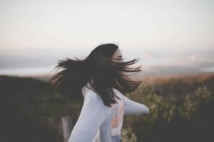 jeune fille virevoltant, cheveux au vent - Photo de Sixteen Miles Out sur https://unsplash.com/fr/photos/femme-retourne-ses-cheveux-tout-en-sautant-sur-la-montagne-pbjMJOScaHE