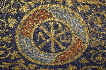 Mosaïque avec le chrisme, alpha et oméga. Mausolée de Galla Placidia, 425, à Ravenne - https://commons.wikimedia.org/wiki/File:Chi_Rho_Mosaic,_Mausoleum_of_Galla_Placidia,_AD_425,_Ravenna.jpg?uselang=fr