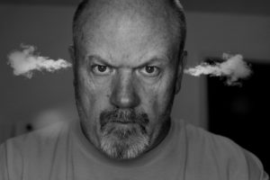 Photo en noir et blanc d'un homme en colère avec de la fumée qui sort des oreilles - Image par Tumisu de https://pixabay.com/fr/photos/en-col%C3%A8re-homme-fumer-oreilles-6320448/