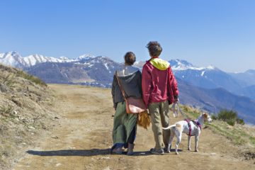 Jeune couple regardant les montagnes, arrêté sur une piste en terre, promenant son chien - Image par Buono Del Tesoro de https://pixabay.com/fr/photos/couple-guy-fille-chien-montagne-5267726/