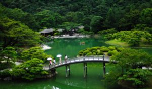 Jardin japonais avec des personnes qui passent sur une passerelle au dessus d'un plan d'eau - image gratuite https://pixabay.com/fr/photos/japon-jardin-japonais-pont-for%C3%AAt-86183/