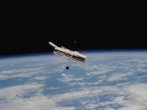Télescope spatial Hubble, photo NASA - Photo de NASA sur https://unsplash.com/fr/photos/telescope-spatial-hubble-au-dessus-de-latmosphere-terrestre-S3hQU-5_yjg
