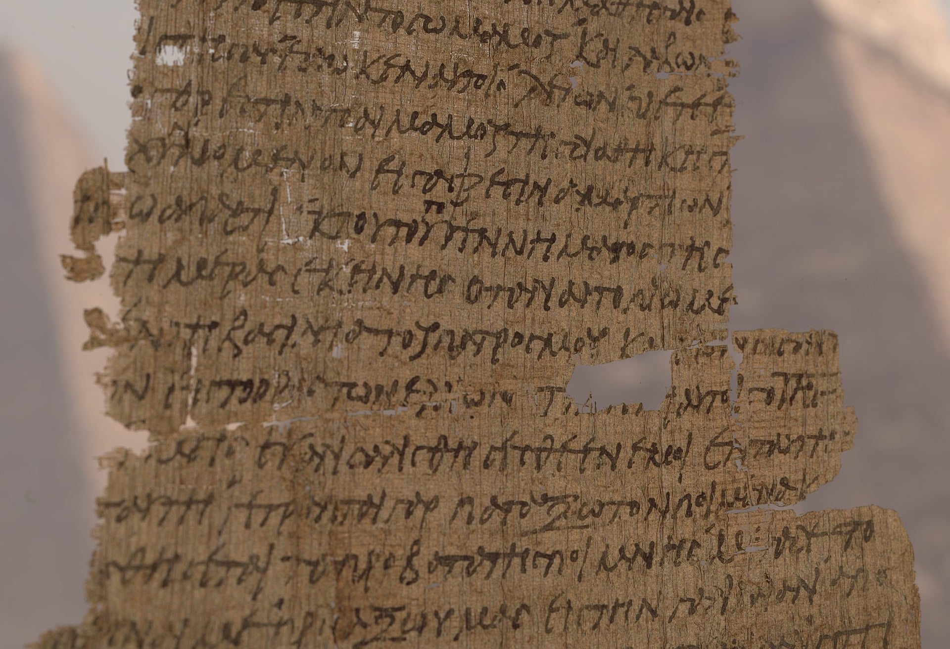 papyrus ancien couvert d'écritures en grec - Image par blenderfan de https://pixabay.com/fr/photos/papyrus-egypte-%C3%A9gyptien-lhistoire-5807371/