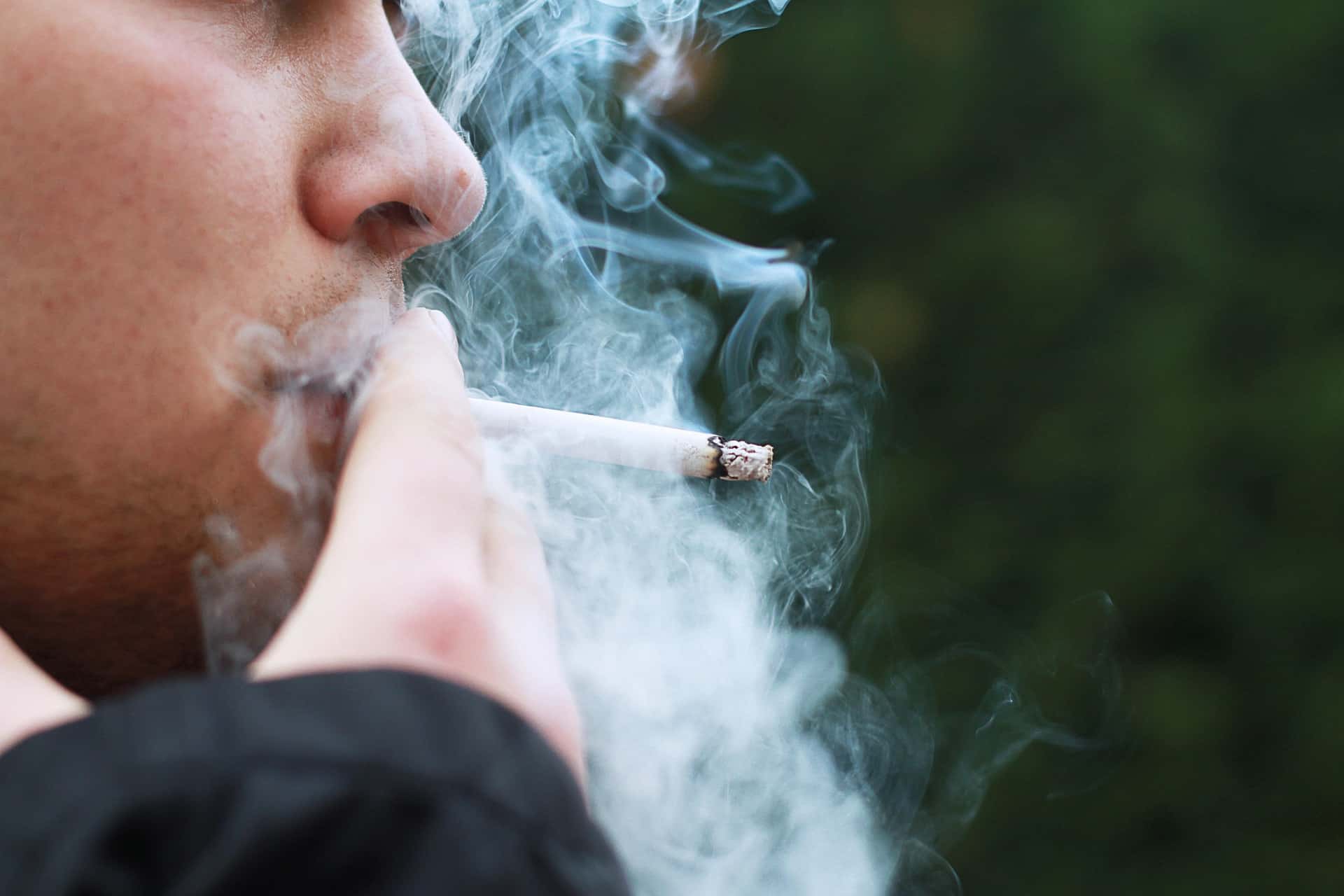 Le visage d'un jeune homme en train de fumer ardemment - Image par Kristina de https://pixabay.com/fr/photos/fumeur-fum%C3%A9e-cigarette-homme-1026559/