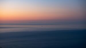 Fin de journée sur le lac - Photo de Sobolev Maksim sur https://unsplash.com/fr/photos/ocean-calme-avec-un-navire-lointain-au-lever-du-soleil-Js54GNTbF18