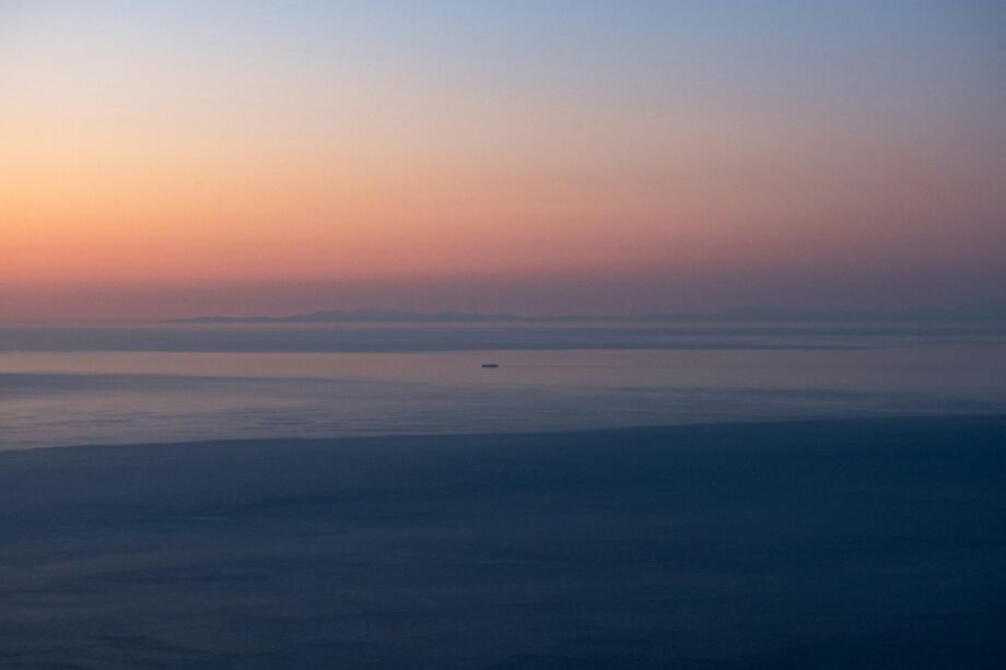 Fin de journée sur le lac - Photo de Sobolev Maksim sur https://unsplash.com/fr/photos/ocean-calme-avec-un-navire-lointain-au-lever-du-soleil-Js54GNTbF18