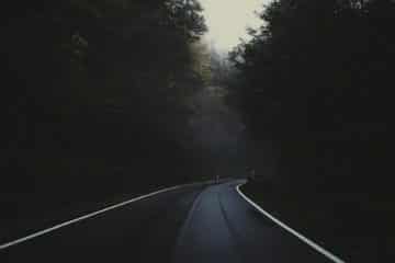 route goudronnée dans une sombre forêt, avec un virage qui masque la suite de la route - Photo de Thanos Pal sur https://unsplash.com/fr/photos/photo-de-paysage-de-route-asphaltee-_NX-mwCy2C0