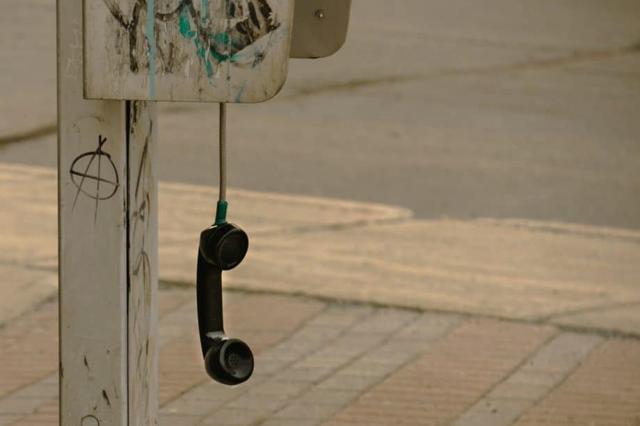 une ancienne cabine téléphonique avec le combiné décroché, ou la fin de toute parole possible - Photo de . abdelkader1001 sur https://unsplash.com/fr/photos/un-parcmetre-avec-des-graffitis-sur-le-cote-sTY3ErejulU