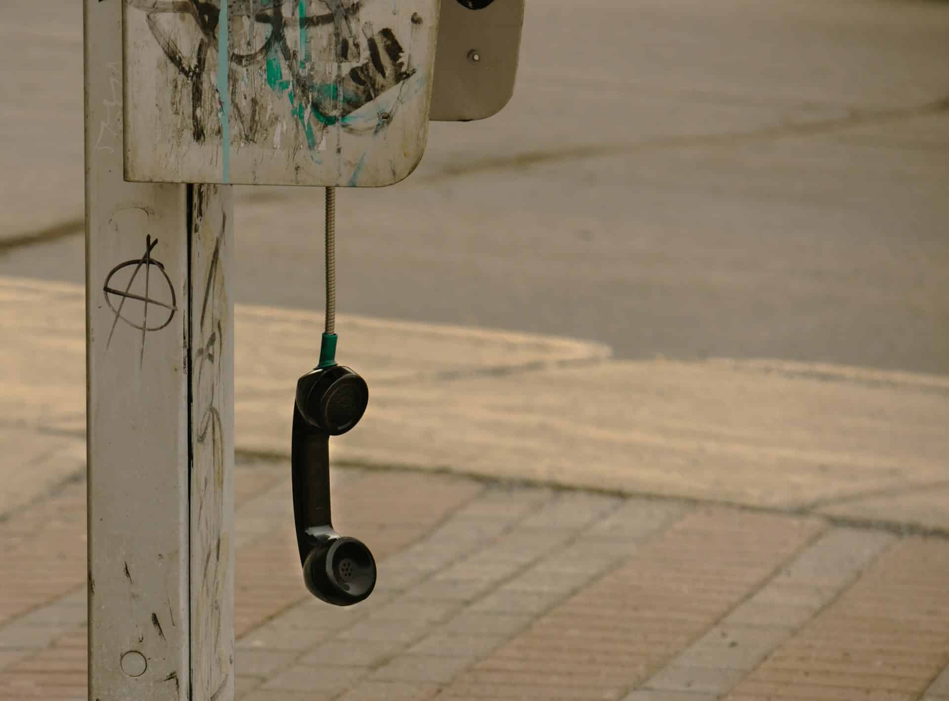 une ancienne cabine téléphonique avec le combiné décroché, ou la fin de toute parole possible - Photo de . abdelkader1001 sur https://unsplash.com/fr/photos/un-parcmetre-avec-des-graffitis-sur-le-cote-sTY3ErejulU