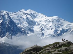Des randonneurs dans l'alpage avec une vue époustouflante sur le Mont Blanc et l'aiguille du Midi - Image par Sarah Labbat de https://pixabay.com/fr/photos/aiguille-du-midi-mont-blanc-211539/