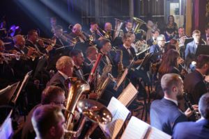 Une partie d'un orchestre symphonique, avec les cuivres et les bois - Photo de Alex Cooper sur https://unsplash.com/fr/photos/un-groupe-de-personnes-jouant-dun-instrument-de-musique-dans-une-piece-9SajRZ5Zgew