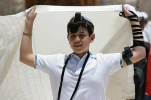 Un adolescent juif en train de prier - Image par Aleks de https://pixabay.com/fr/photos/gar%C3%A7on-juif-pri%C3%A8re-talit-tefiline-801504/
